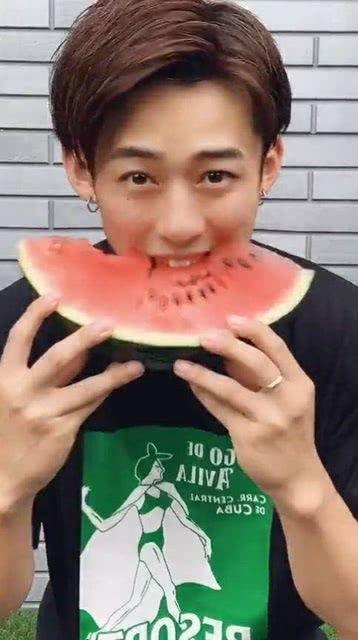 吃瓜网红小哥哥  第1张